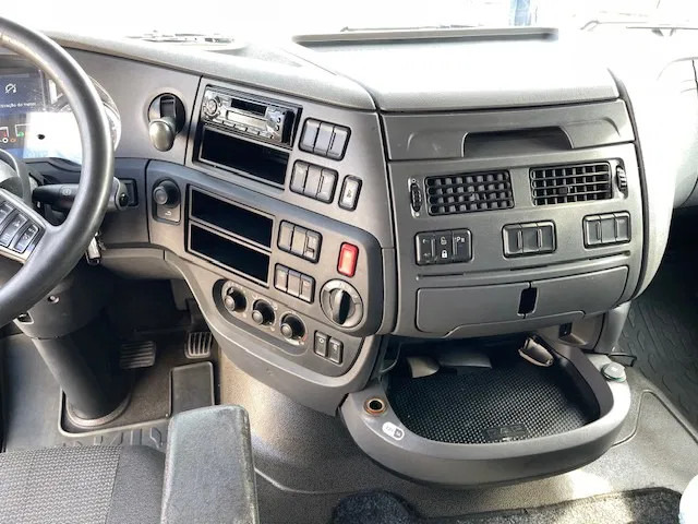 Interior photo 2: Tractor unit DAF XF 106.510 Retarder
