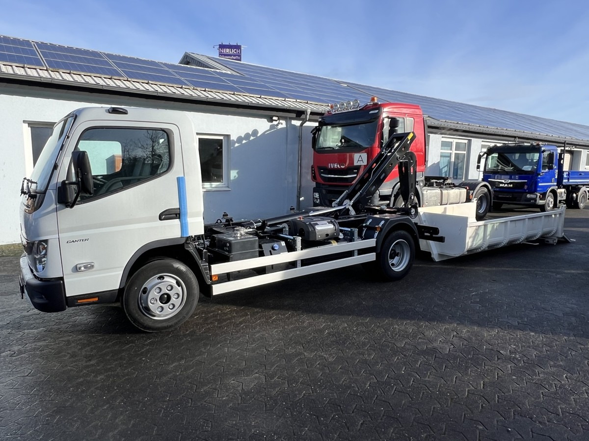 FUSO Canter FUSO 7C18 City Abrollkipper - Hook lift truck: picture 3 FUSO Canter FUSO 7C18 City Abrollkipper - Hook lift truck: picture 3