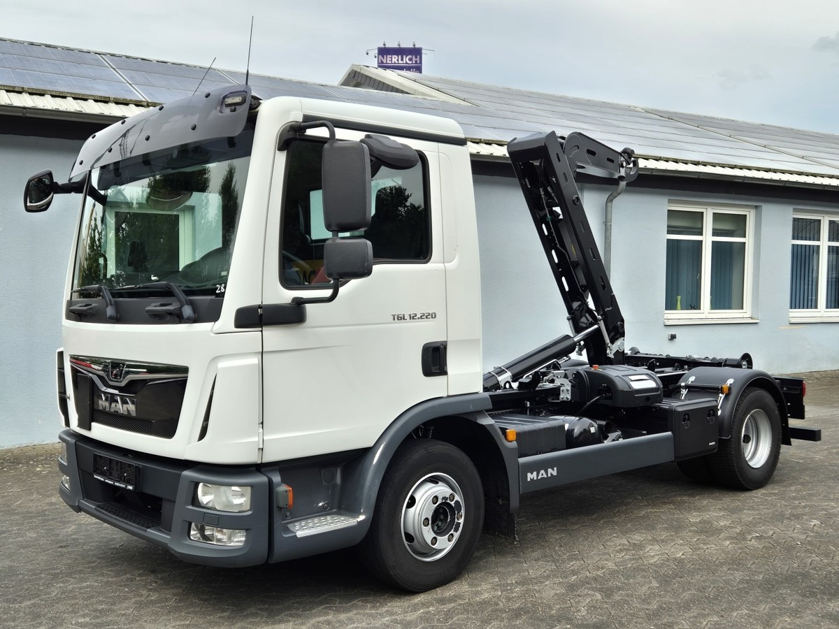 MAN TGL 12.220 BL City Abrollkipper  AHK Euro 6 - Hook lift truck: picture 1 MAN TGL 12.220 BL City Abrollkipper  AHK Euro 6 - Hook lift truck: picture 1