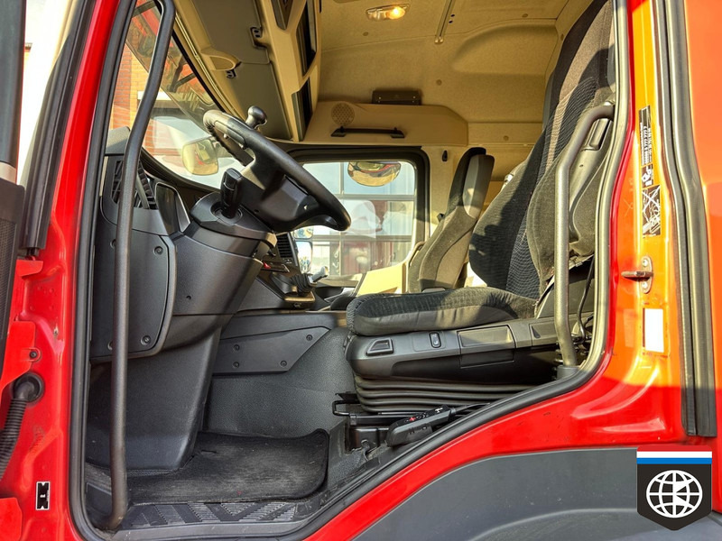Interior photo 1: Tractor unit Mercedes-Benz ACTROS 1840 L /  SLEEPER CAB