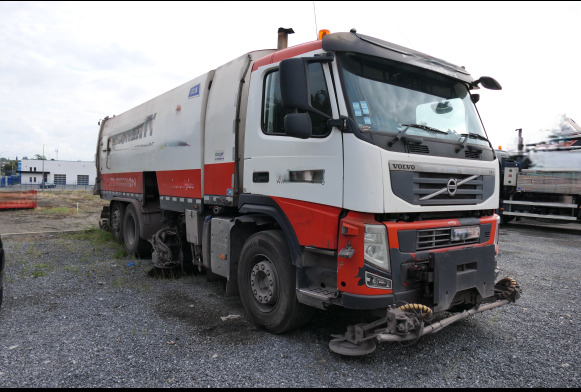 Camion balayeuse de voirie Volvo - Road sweeper: picture 2 Camion balayeuse de voirie Volvo - Road sweeper: picture 2