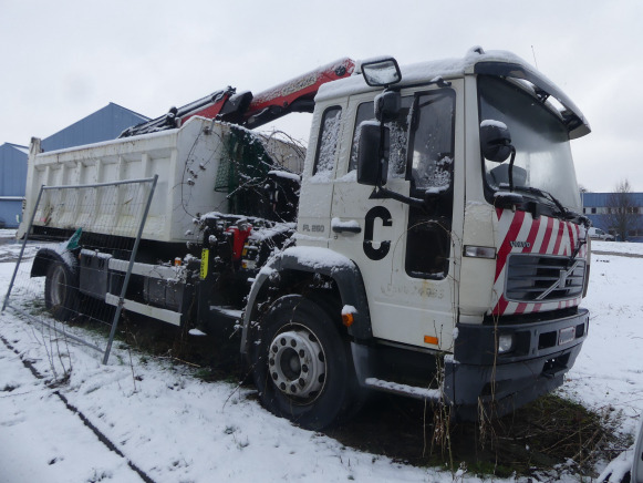 REF:Imat : PLI988 - Camion benne + grue auxiliaire Volvo FLE6E 19.0 (2004-216.733 km) - Tipper, Crane truck: picture 2 REF:Imat : PLI988 - Camion benne + grue auxiliaire Volvo FLE6E 19.0 (2004-216.733 km) - Tipper, Crane truck: picture 2