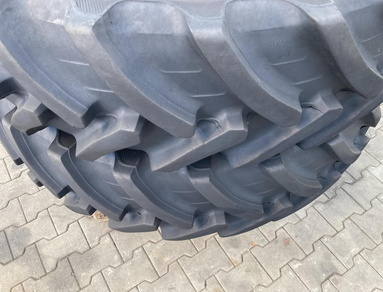 Alliance 380/85R34 - Tire for Agricultural machinery: picture 2 Alliance 380/85R34 - Tire for Agricultural machinery: picture 2