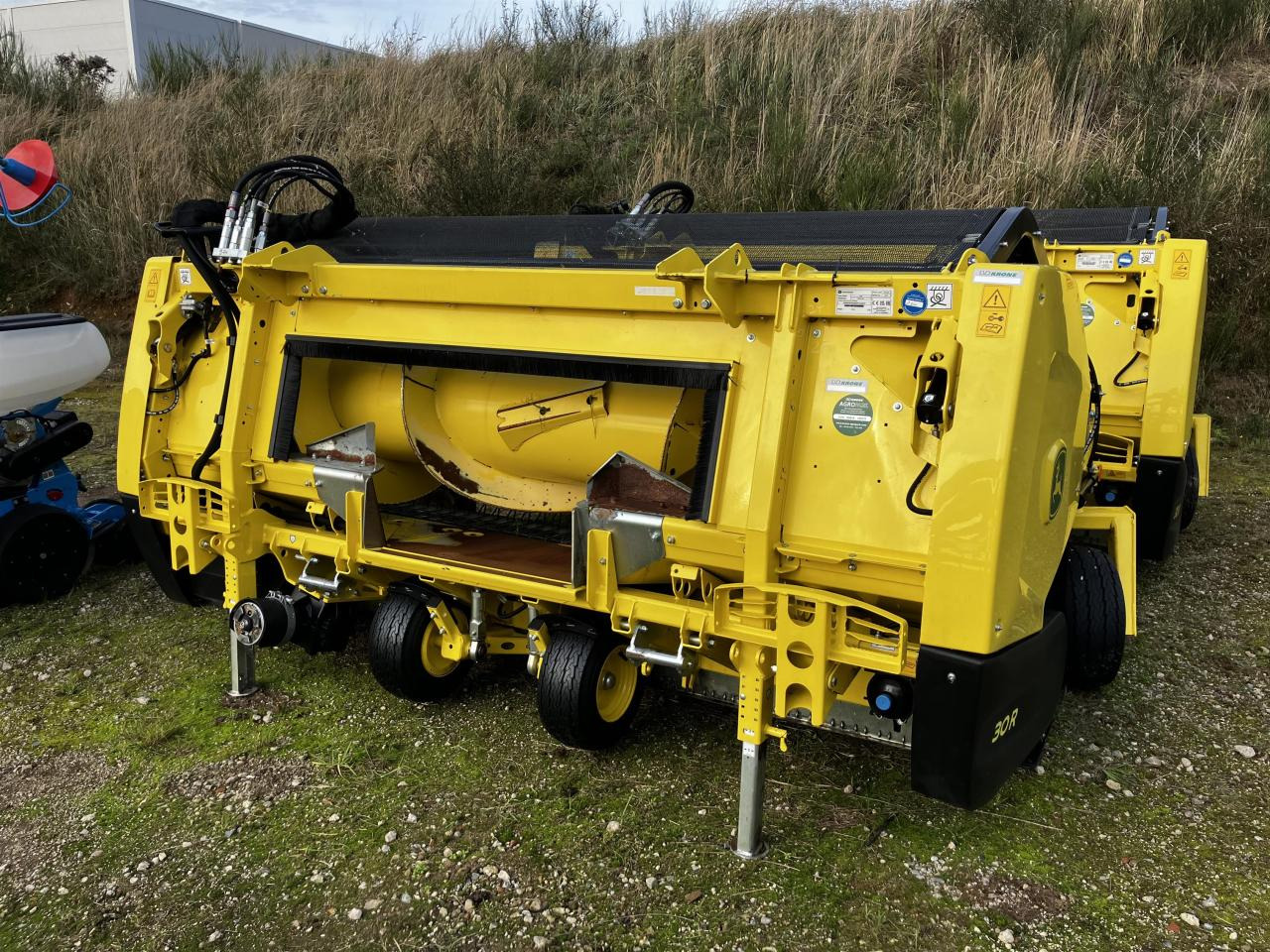 John Deere 30R - Forage harvester attachment: picture 1 John Deere 30R - Forage harvester attachment: picture 1