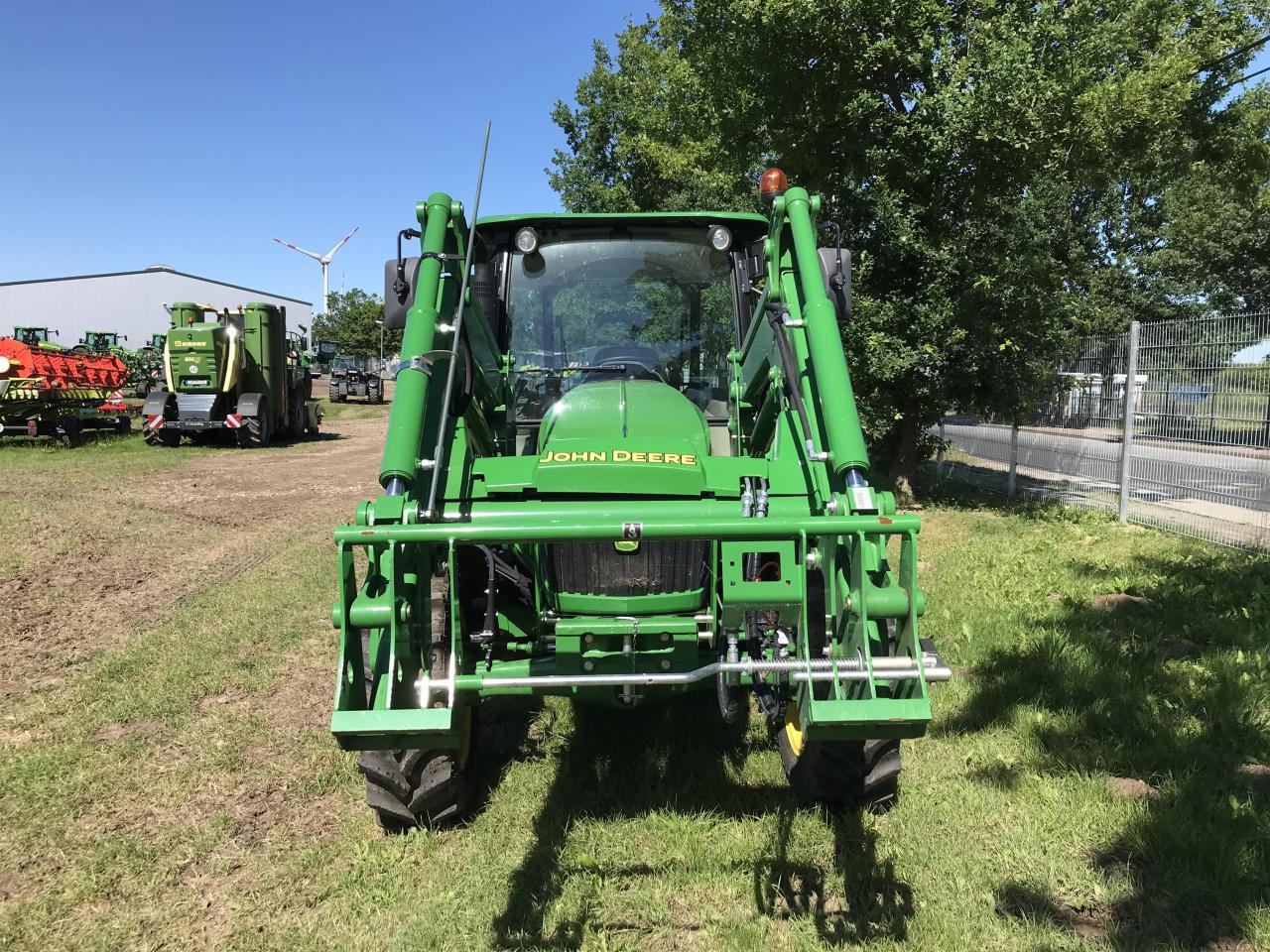 John Deere 5075E - Farm tractor: picture 4 John Deere 5075E - Farm tractor: picture 4