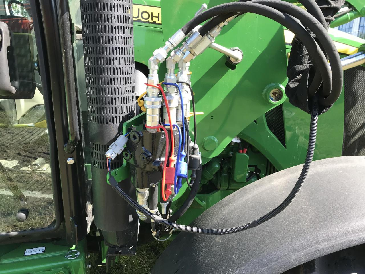 John Deere 5075E - Farm tractor: picture 5 John Deere 5075E - Farm tractor: picture 5