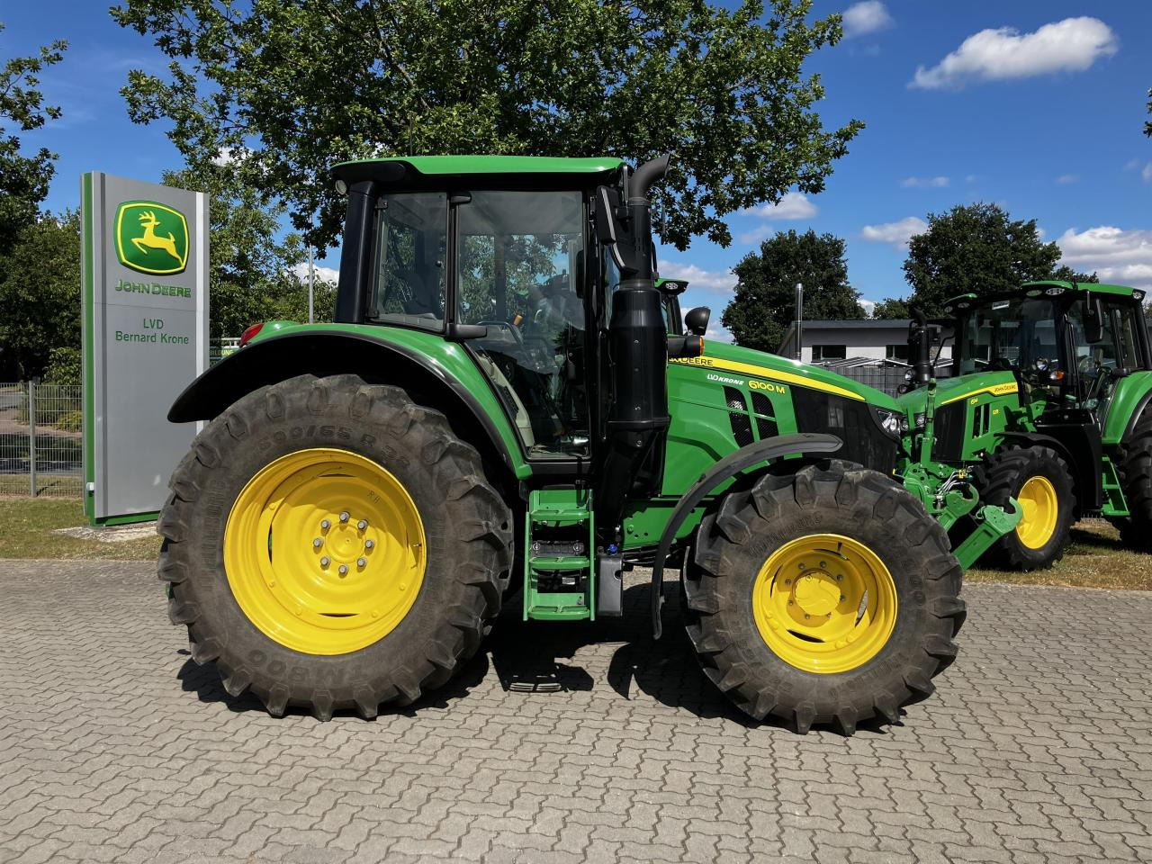 John Deere 6100M - Farm tractor: picture 2 John Deere 6100M - Farm tractor: picture 2