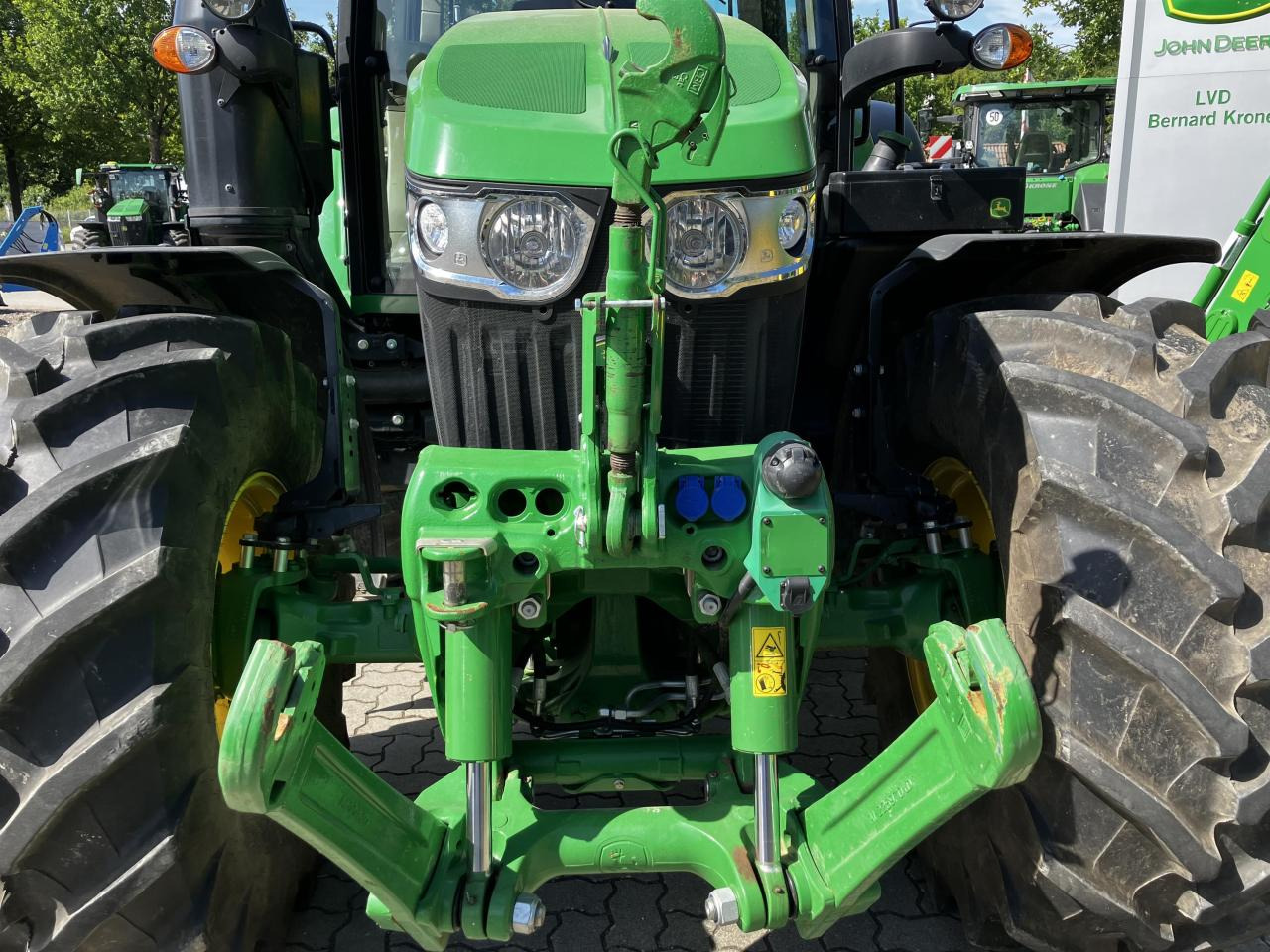 John Deere 6100M - Farm tractor: picture 4 John Deere 6100M - Farm tractor: picture 4