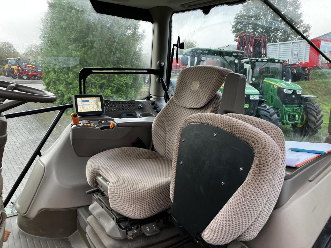 John Deere 6150R - Farm tractor: picture 5 John Deere 6150R - Farm tractor: picture 5