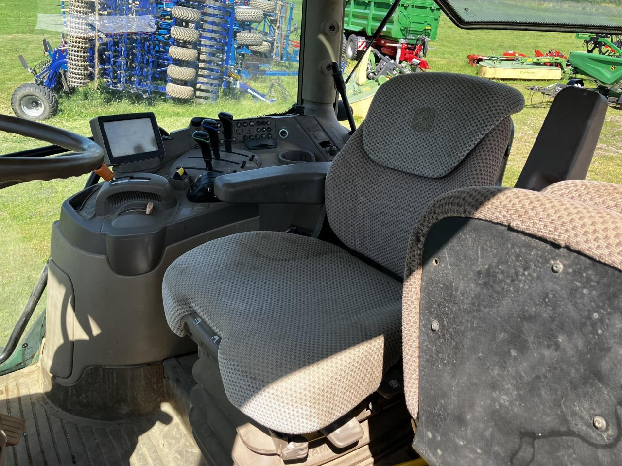 Farm tractor John Deere 6210R: picture 7