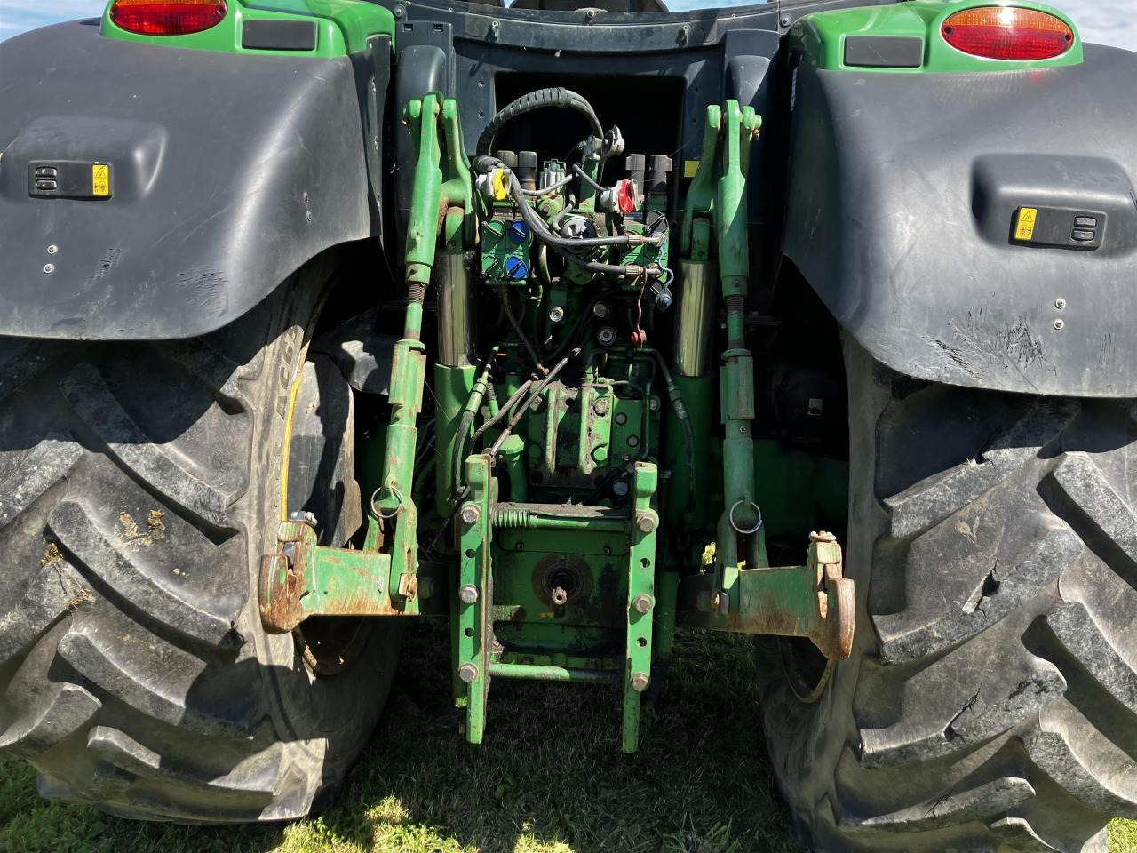 Farm tractor John Deere 6210R: picture 6