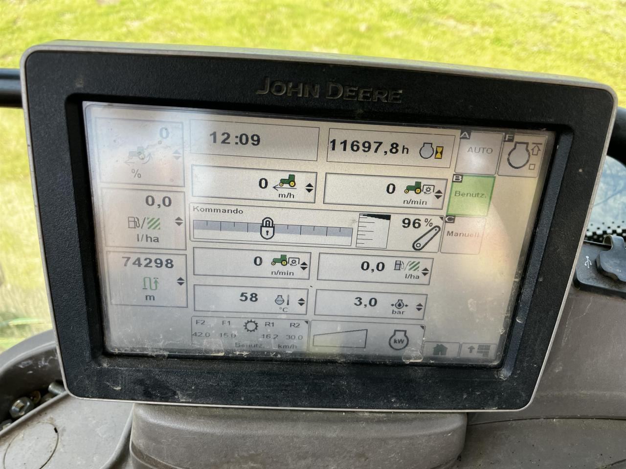 Farm tractor John Deere 6210R: picture 9