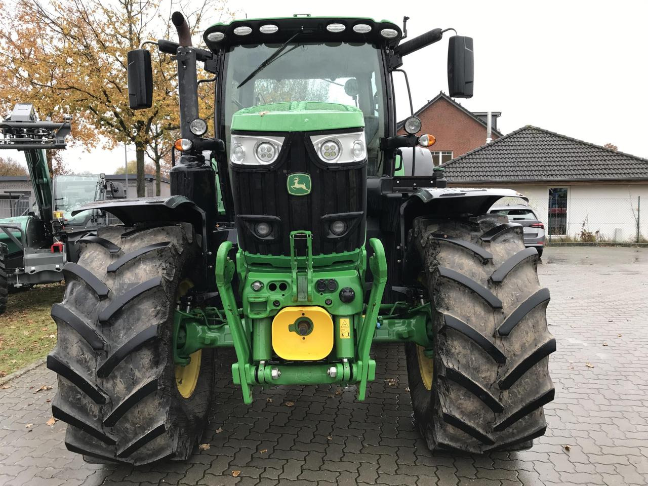 John Deere 6215R - Farm tractor: picture 3 John Deere 6215R - Farm tractor: picture 3