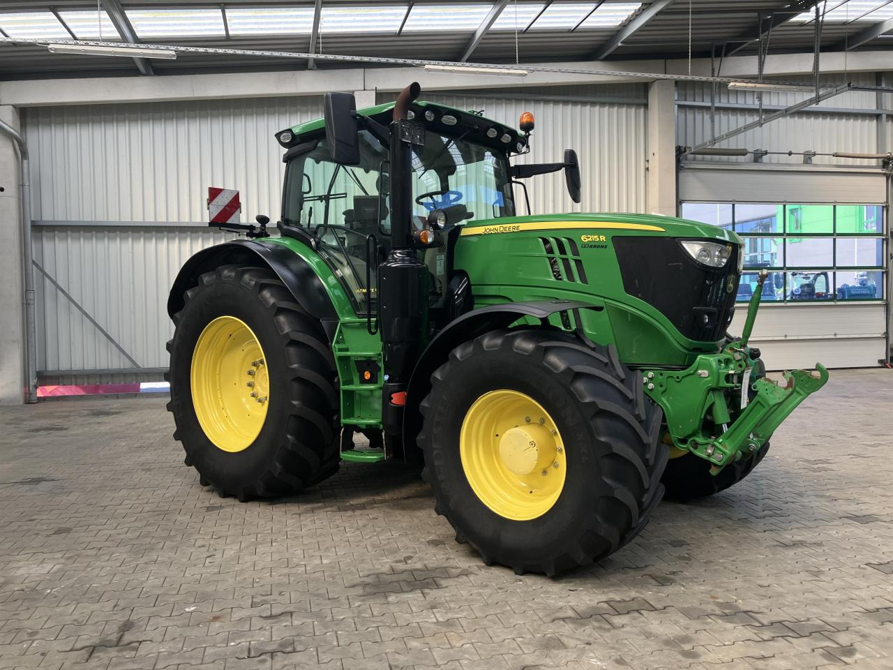 John Deere 6215R - Farm tractor: picture 2 John Deere 6215R - Farm tractor: picture 2