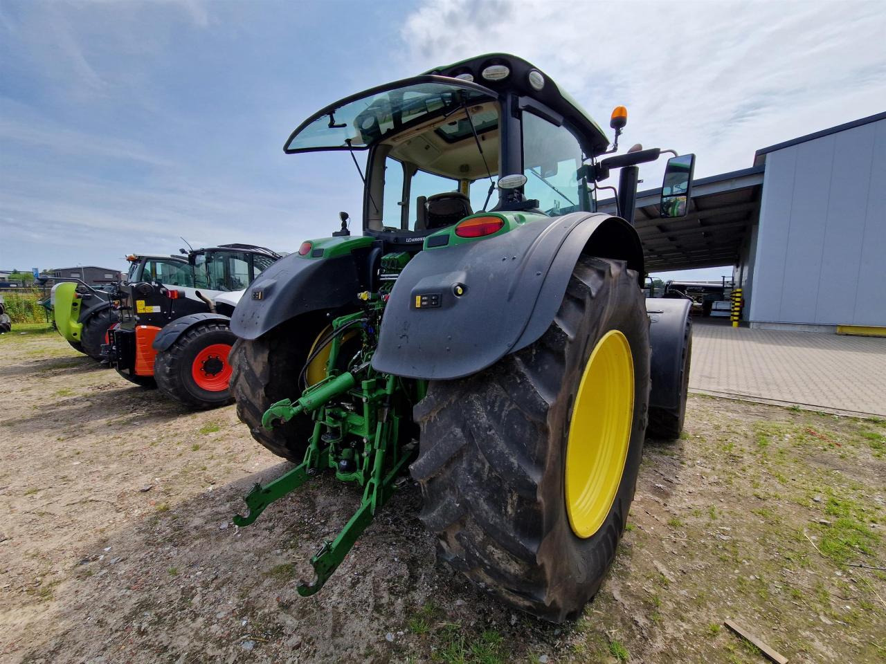 John Deere 6215R - Farm tractor: picture 3 John Deere 6215R - Farm tractor: picture 3
