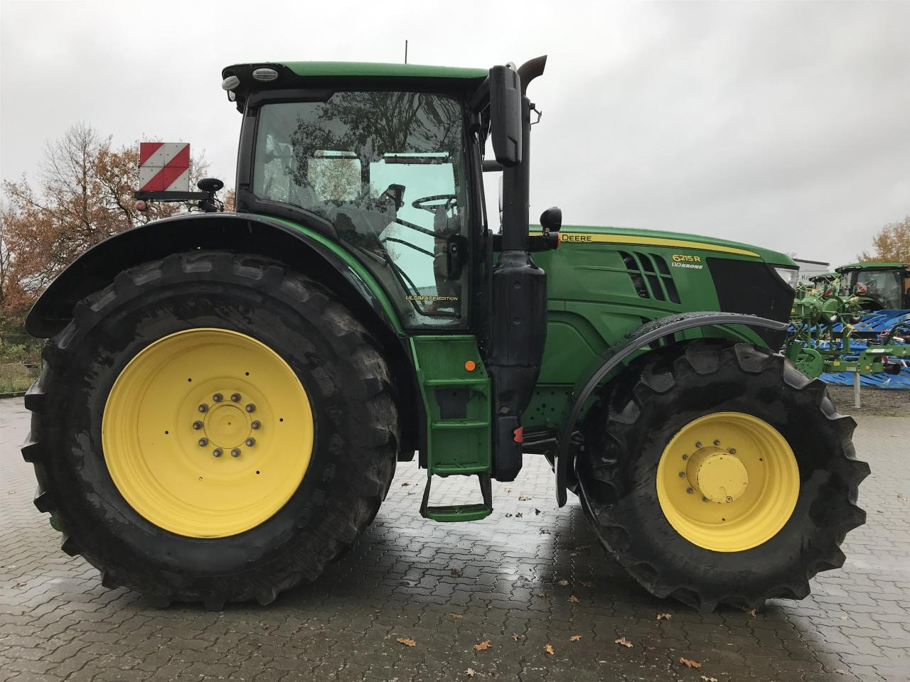 John Deere 6215R - Farm tractor: picture 2 John Deere 6215R - Farm tractor: picture 2