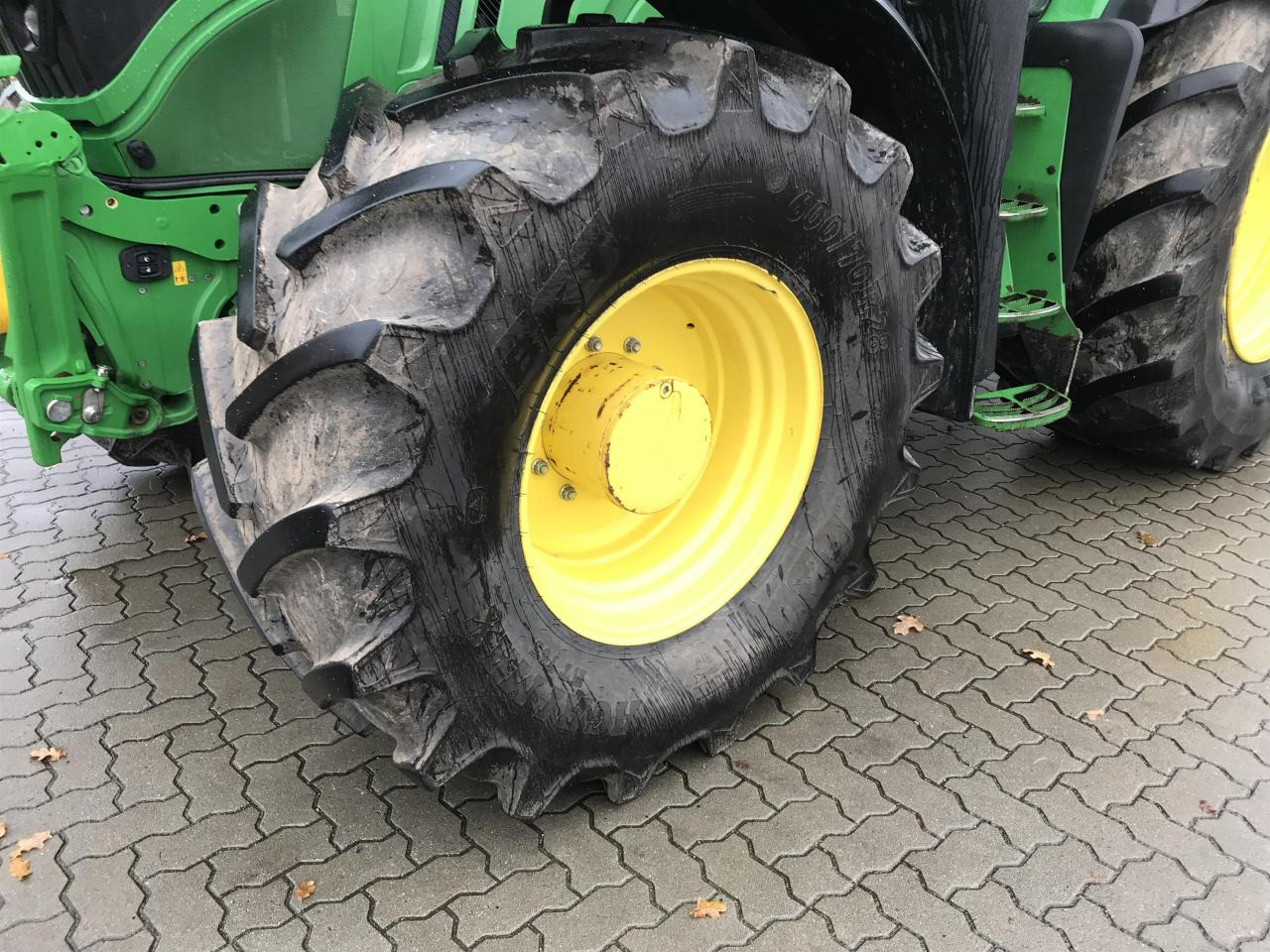 Farm tractor John Deere 6215R: picture 9