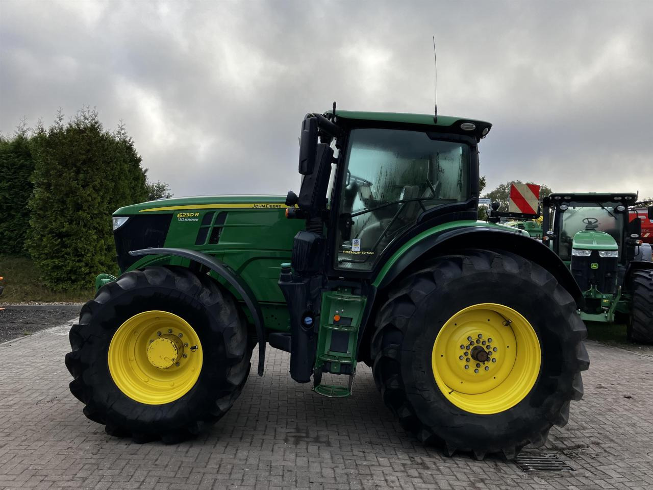 John Deere 6230R - Farm tractor: picture 1 John Deere 6230R - Farm tractor: picture 1