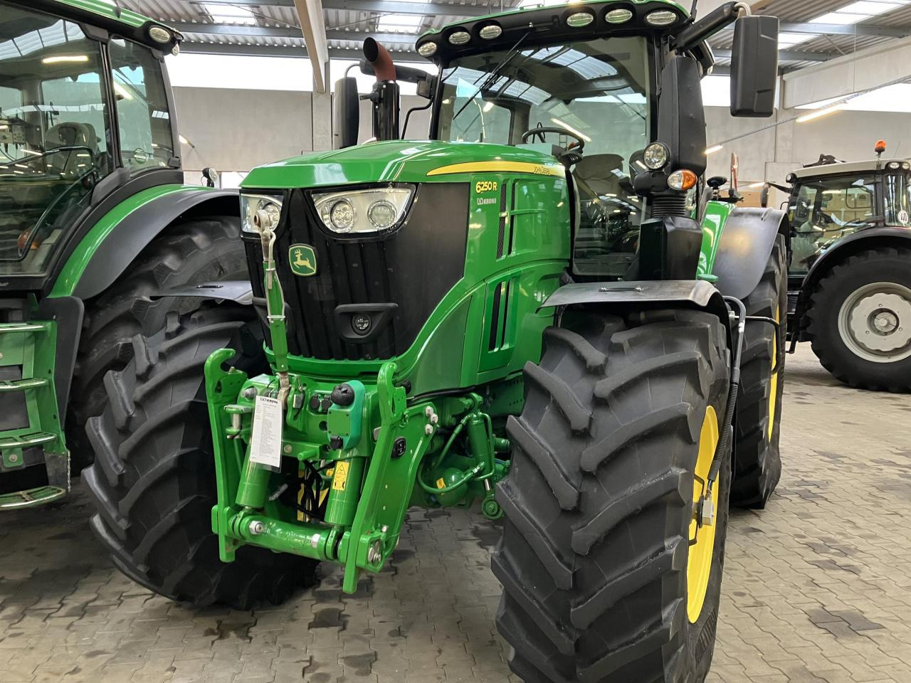 John Deere 6250R - Farm tractor: picture 2 John Deere 6250R - Farm tractor: picture 2