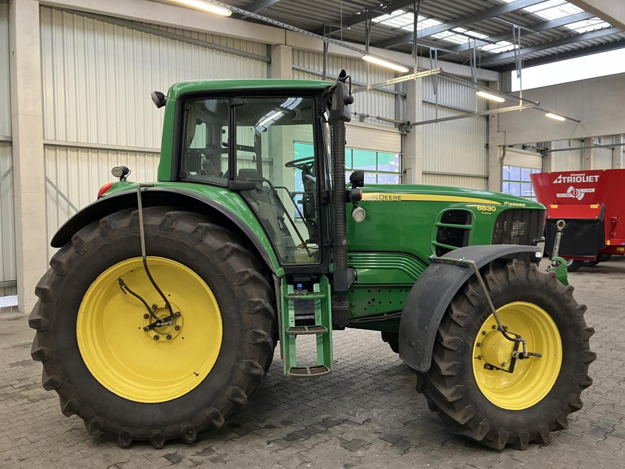 John Deere 6830 Premium - Farm tractor: picture 4 John Deere 6830 Premium - Farm tractor: picture 4