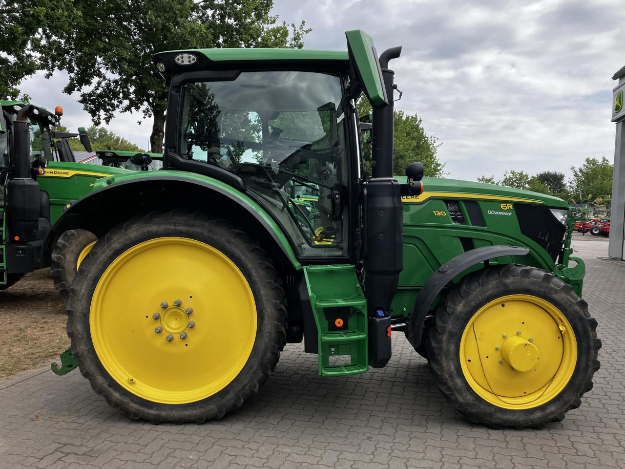 John Deere 6R 130 - Farm tractor: picture 2 John Deere 6R 130 - Farm tractor: picture 2