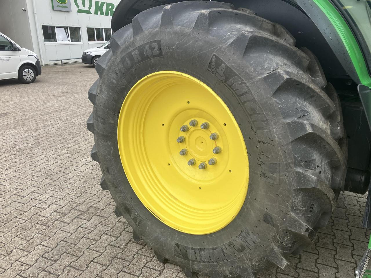 Farm tractor John Deere 6R 215: picture 6