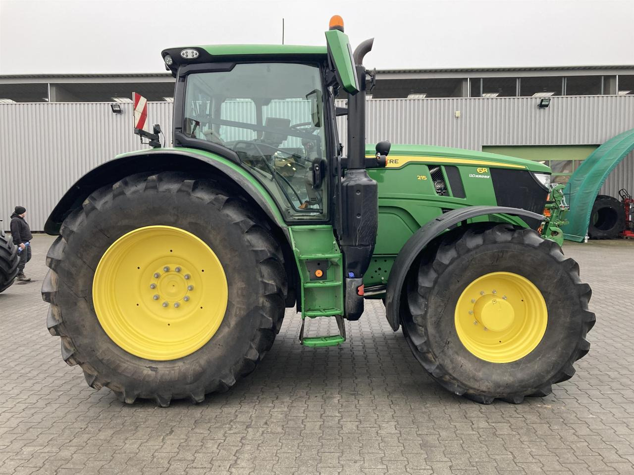 John Deere 6R 215 - Farm tractor: picture 4 John Deere 6R 215 - Farm tractor: picture 4