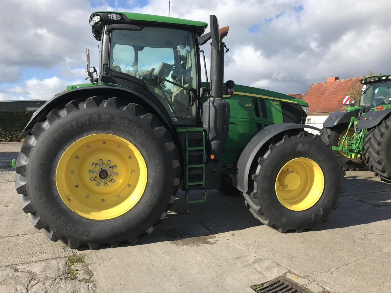 John Deere 6R 250 - Farm tractor: picture 2 John Deere 6R 250 - Farm tractor: picture 2