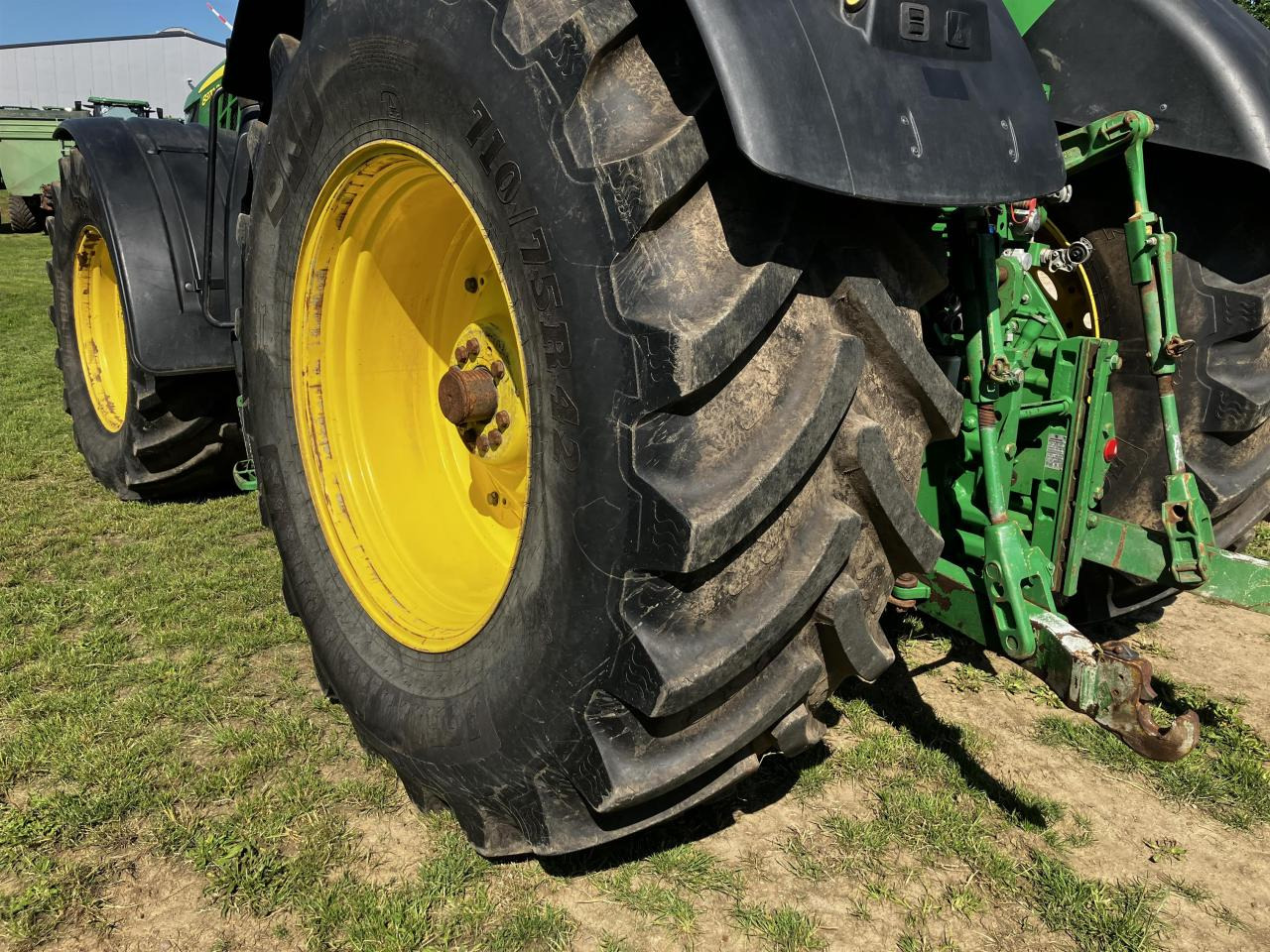 Farm tractor John Deere 8370R: picture 13