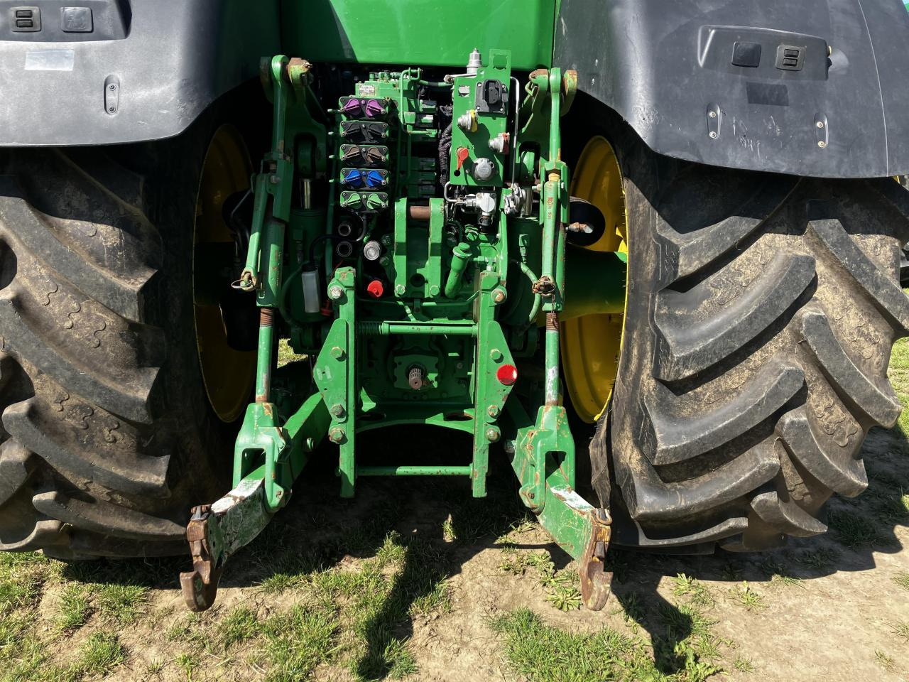 Farm tractor John Deere 8370R: picture 6