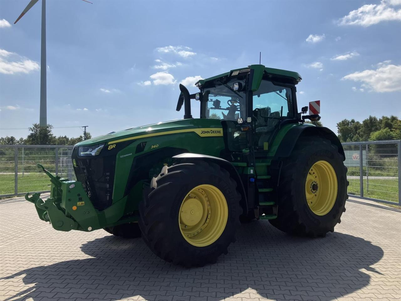 John Deere 8R 340 - Farm tractor: picture 1 John Deere 8R 340 - Farm tractor: picture 1
