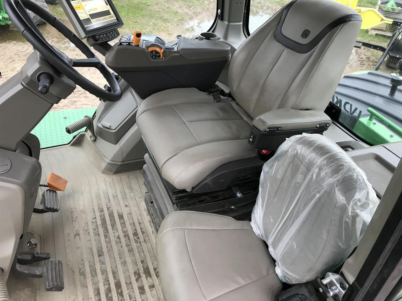 Farm tractor John Deere 9RX 640: picture 12