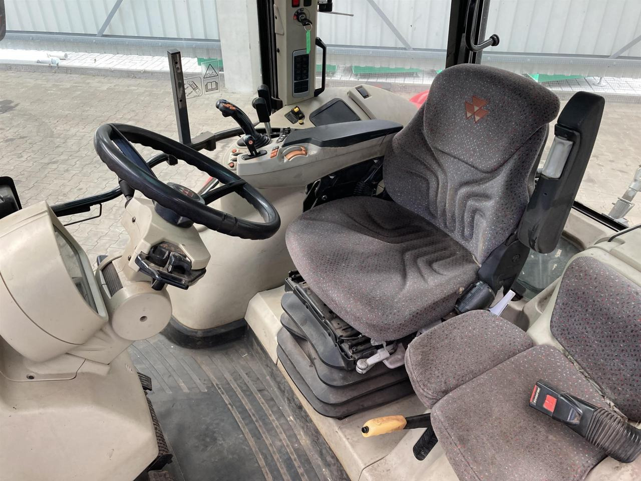 Massey Ferguson 5611 Dyna 4 - Farm tractor: picture 4 Massey Ferguson 5611 Dyna 4 - Farm tractor: picture 4