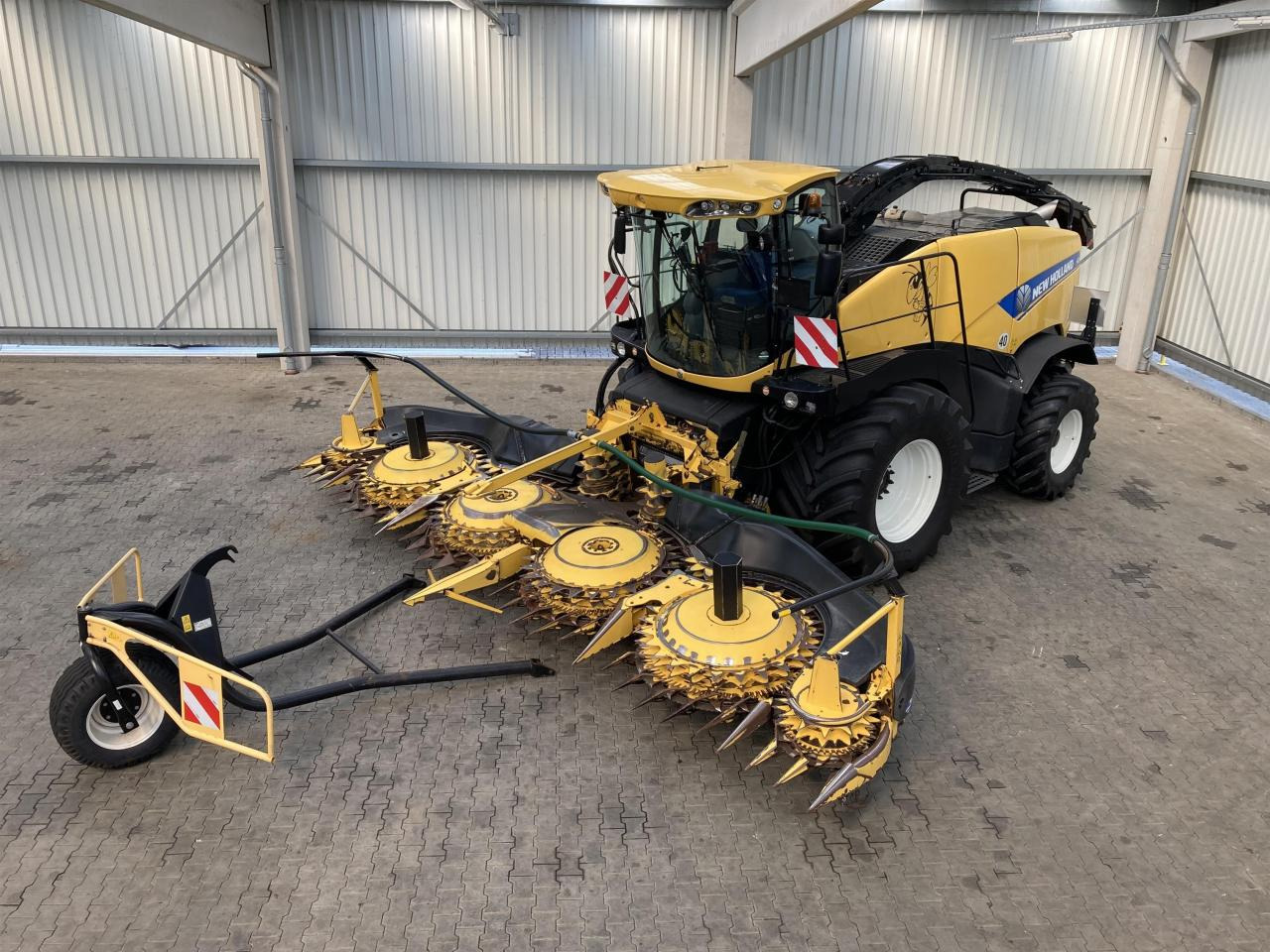 New Holland FR700 - Forage harvester: picture 1 New Holland FR700 - Forage harvester: picture 1