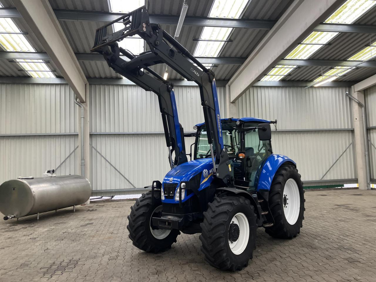 New Holland T 5.105 - Farm tractor: picture 1 New Holland T 5.105 - Farm tractor: picture 1