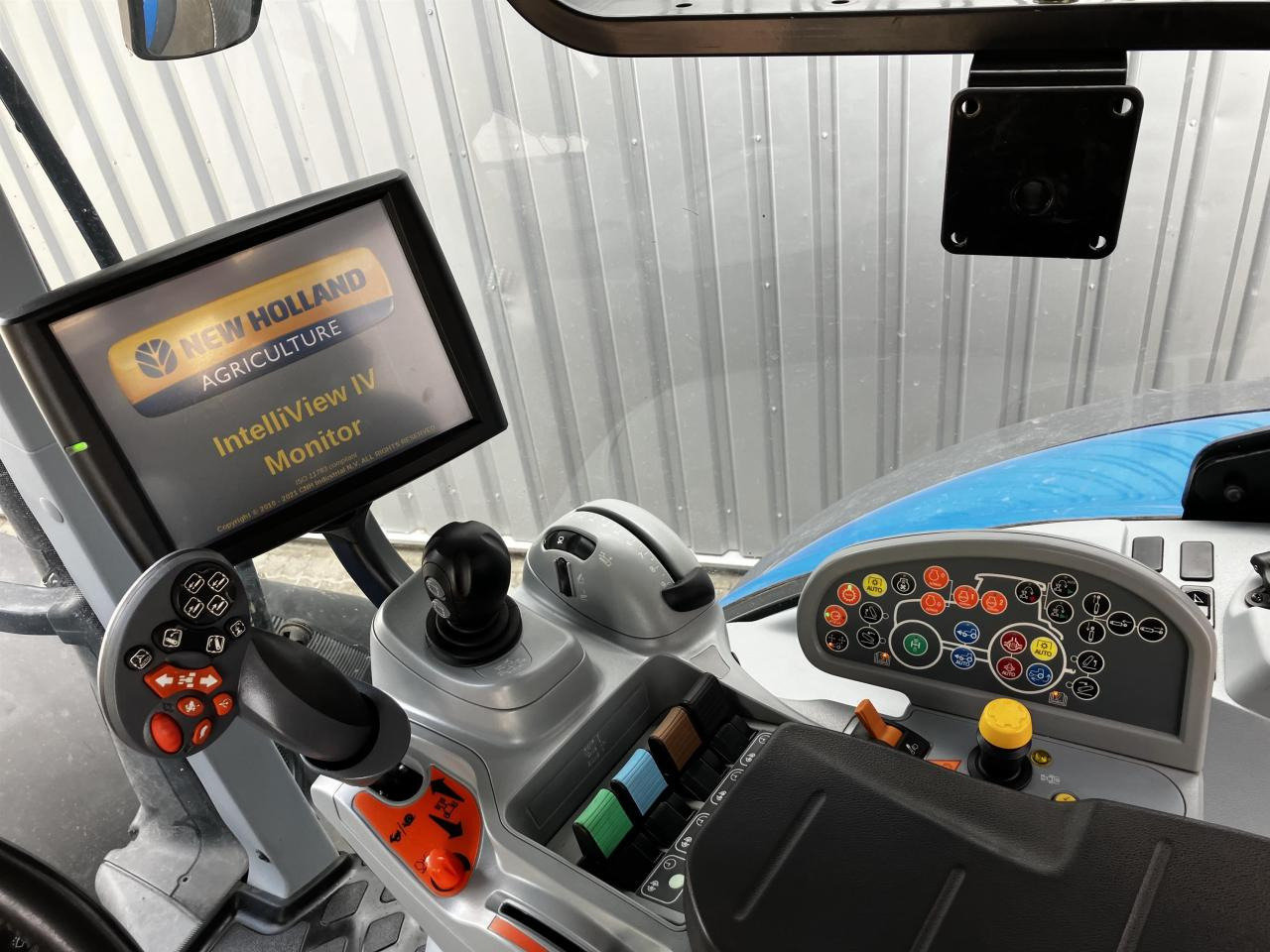 Farm tractor New Holland T7.275: picture 10