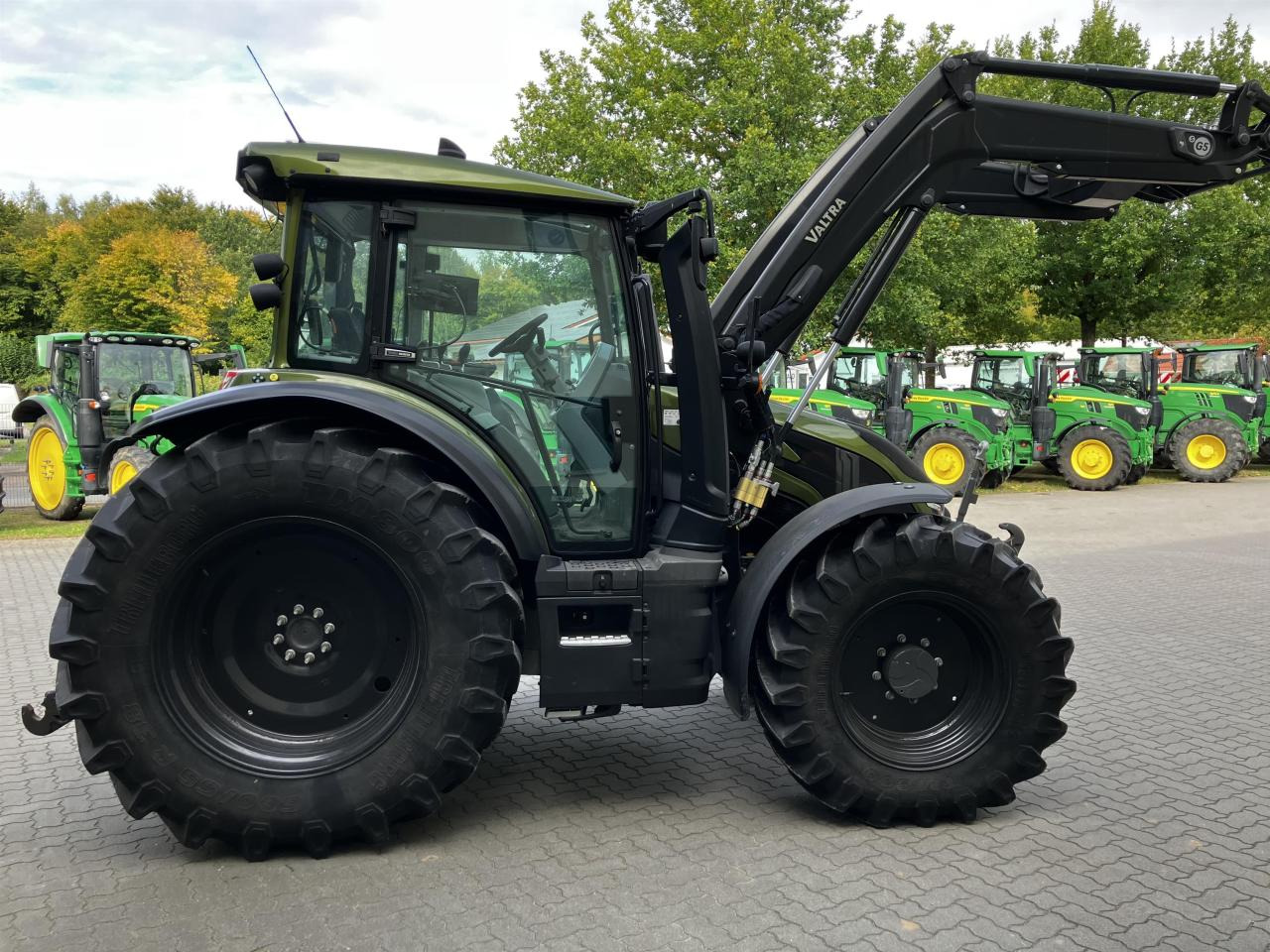 Valtra G125 Unlimited - Farm tractor: picture 2 Valtra G125 Unlimited - Farm tractor: picture 2