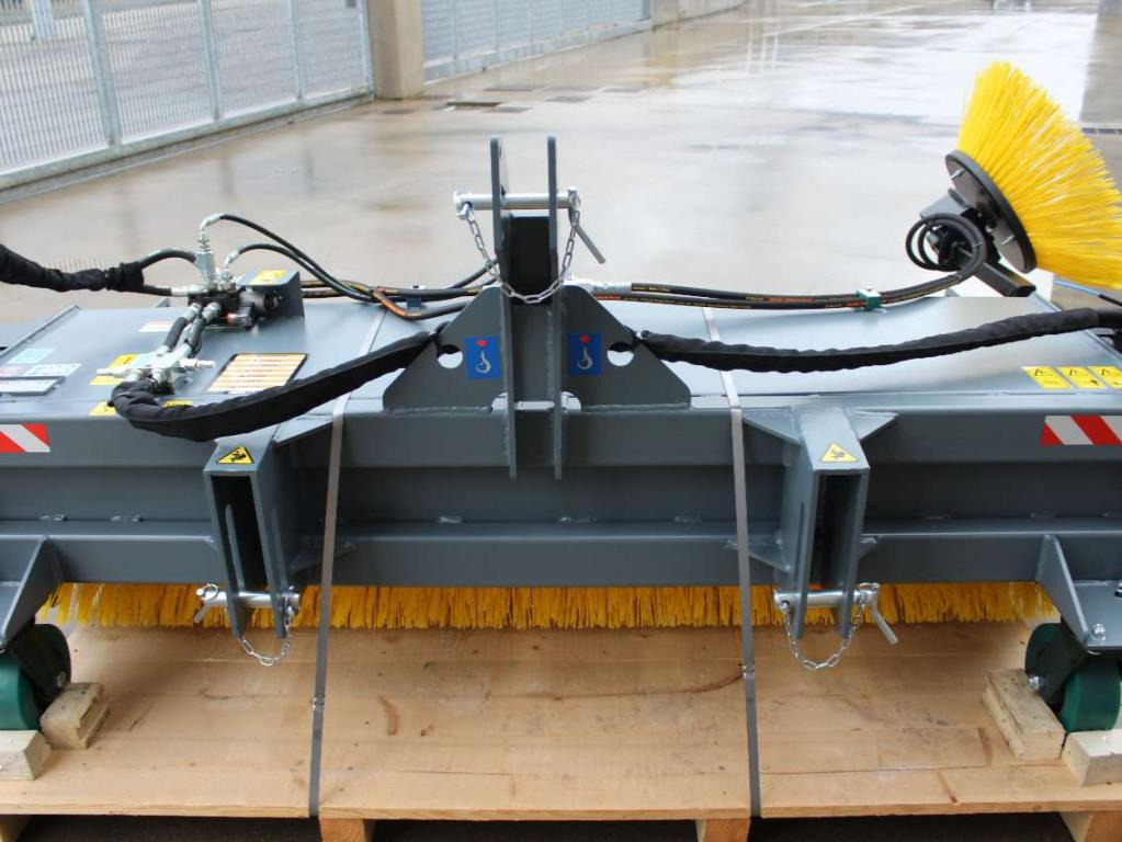 CM Crusher CBS 150 Sweeping Bucket - Broom for Skid steer loader: picture 2 CM Crusher CBS 150 Sweeping Bucket - Broom for Skid steer loader: picture 2