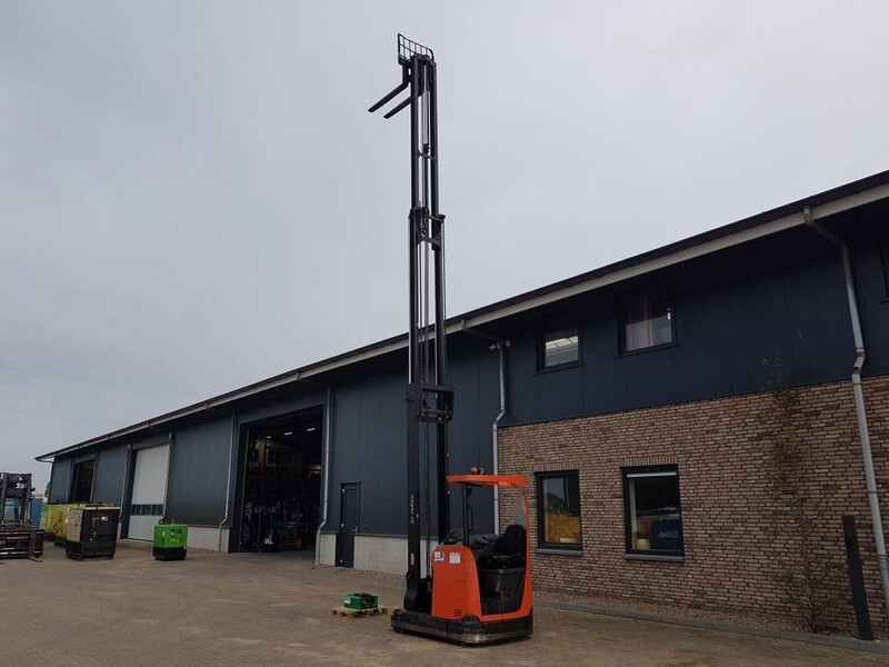 BT RRE180H Toyota 1.8 ton Triplex Freelift Sideshift Elektra Reachtruck - Reach truck: picture 5 BT RRE180H Toyota 1.8 ton Triplex Freelift Sideshift Elektra Reachtruck - Reach truck: picture 5