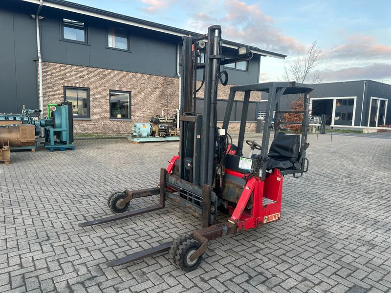 Moffett M4 20.1 Kubota Diesel Kooiaap 2 ton Sideshift Positioner Meeneemheftruck - Truck mounted forklift: picture 1 Moffett M4 20.1 Kubota Diesel Kooiaap 2 ton Sideshift Positioner Meeneemheftruck - Truck mounted forklift: picture 1
