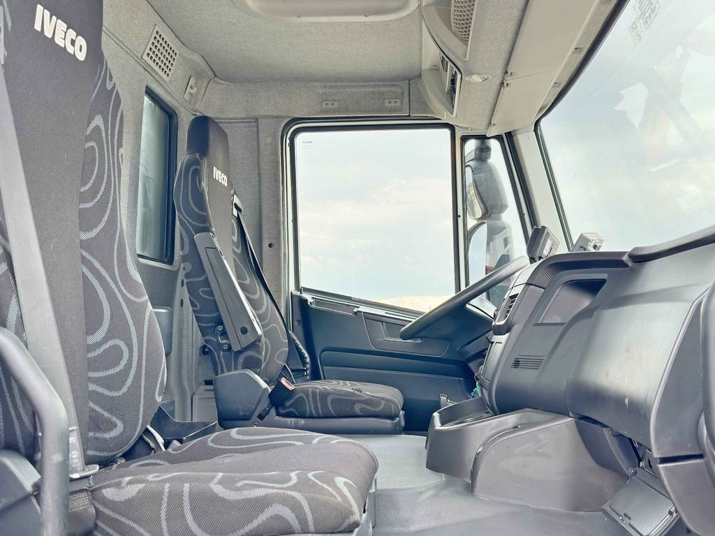 Interior photo 2: Crane truck, Dropside/ Flatbed truck Iveco TRAKKER 360 * PRITSCHE 6,80* PK 16002 B+FUNK*6x4 Iveco TRAKKER 360 * PRITSCHE 6,80* PK 16002 B+FUNK*6x4