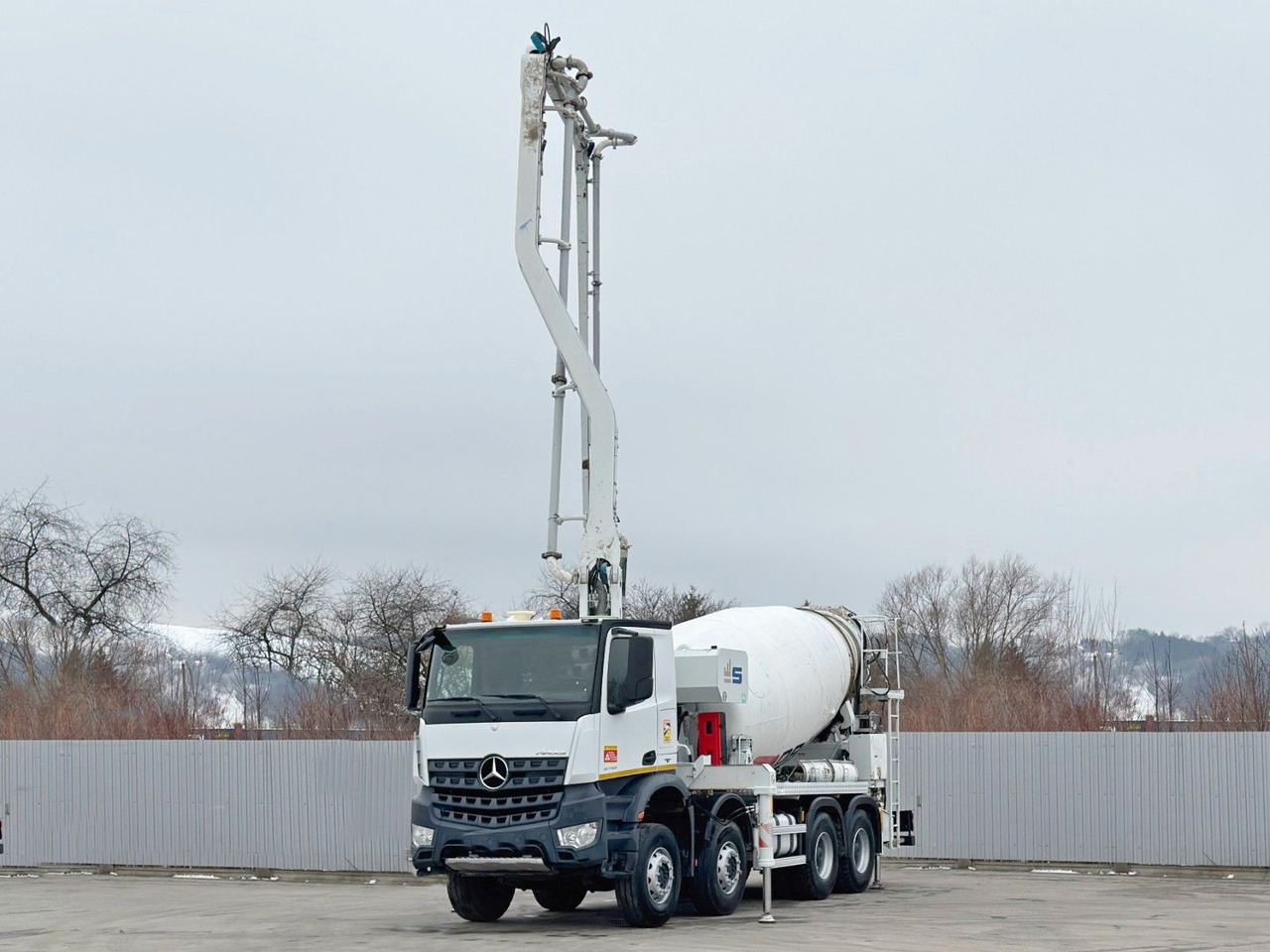 Mercedes-Benz AROCS 3743 * Betonpumpe + FUNK * 8x4 * TOP - Concrete pump truck: picture 4 Mercedes-Benz AROCS 3743 * Betonpumpe + FUNK * 8x4 * TOP - Concrete pump truck: picture 4