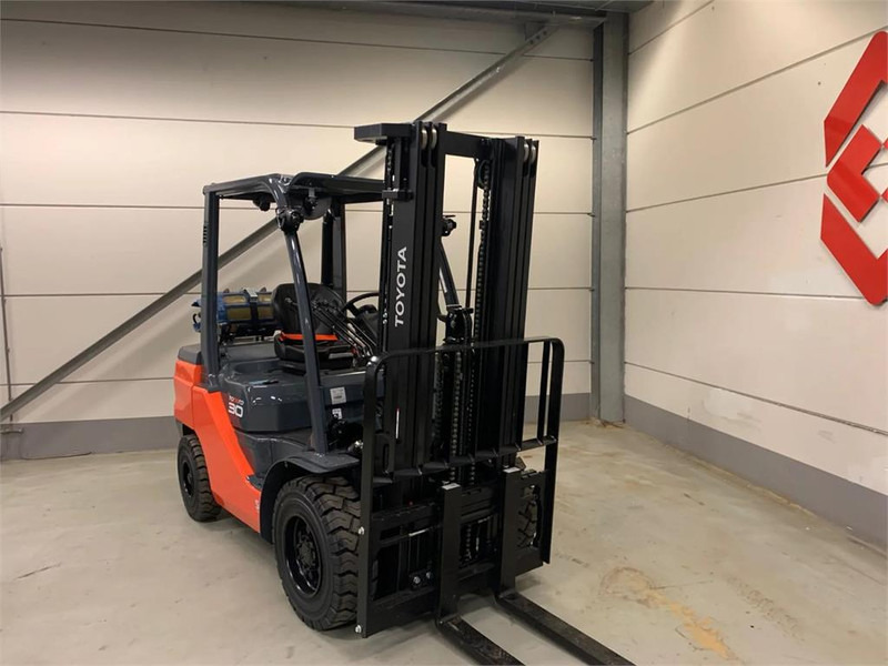 Toyota 02-8FGF30 - LPG forklift: picture 3 Toyota 02-8FGF30 - LPG forklift: picture 3