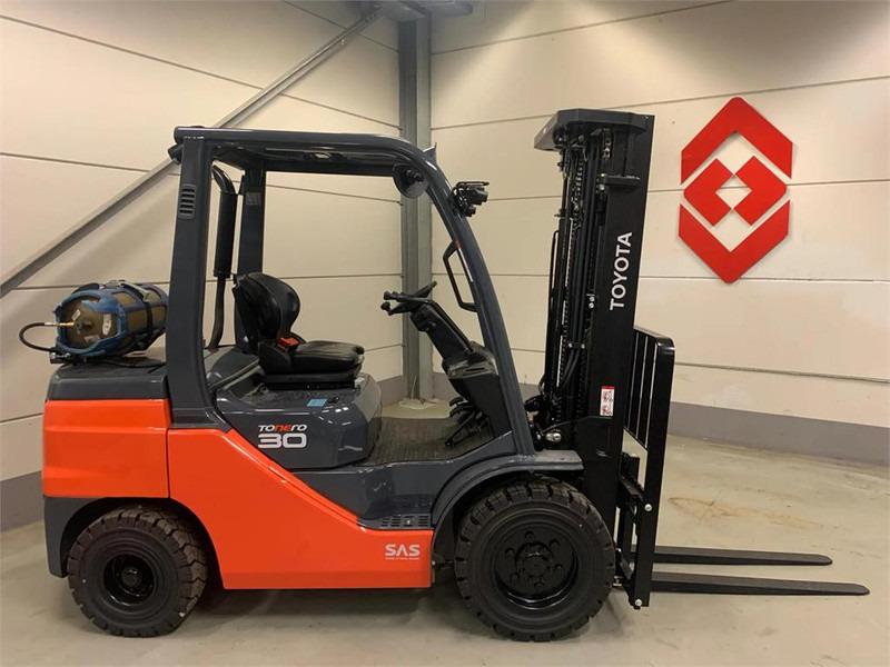 Toyota 02-8FGF30 - LPG forklift: picture 1 Toyota 02-8FGF30 - LPG forklift: picture 1
