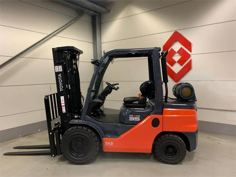 Toyota 02-8FGJF35 - LPG forklift: picture 2 Toyota 02-8FGJF35 - LPG forklift: picture 2