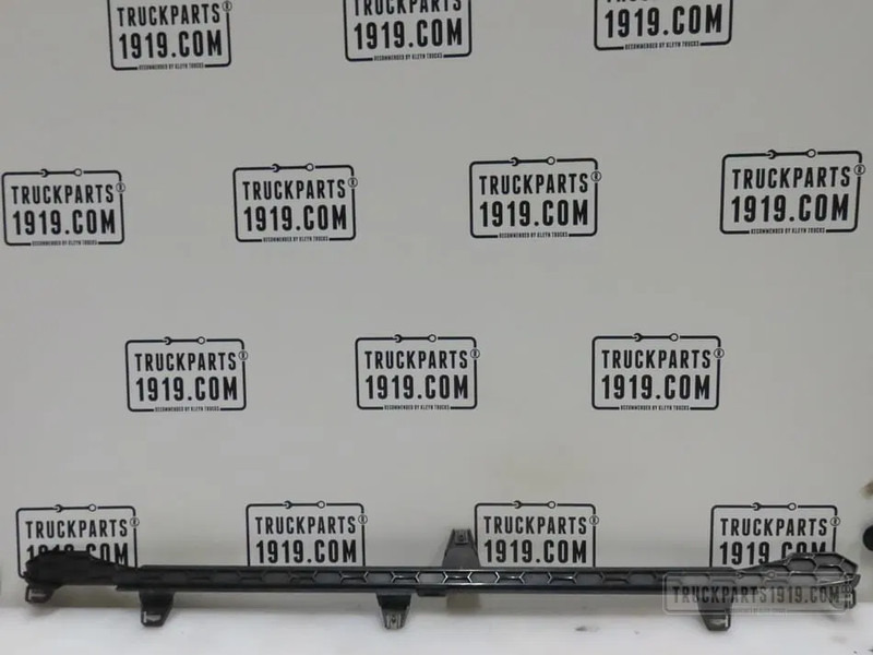 Scania 2307668 | Grille rooster bevestiging - Hood for Truck: picture 1 Scania 2307668 | Grille rooster bevestiging - Hood for Truck: picture 1
