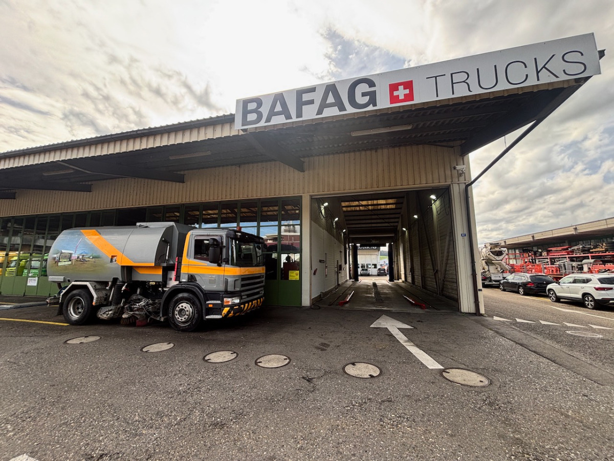 SCANIA P114 GB - Road sweeper: picture 2 SCANIA P114 GB - Road sweeper: picture 2