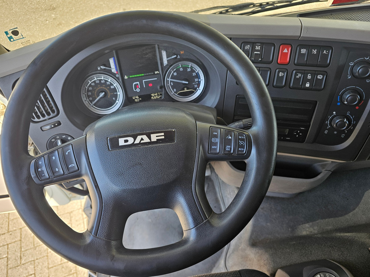 DAF LF 220 Euro 6 - Skip loader truck: picture 5 DAF LF 220 Euro 6 - Skip loader truck: picture 5