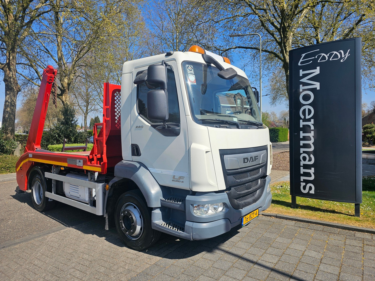 DAF LF 220 Euro 6 - Skip loader truck: picture 1 DAF LF 220 Euro 6 - Skip loader truck: picture 1