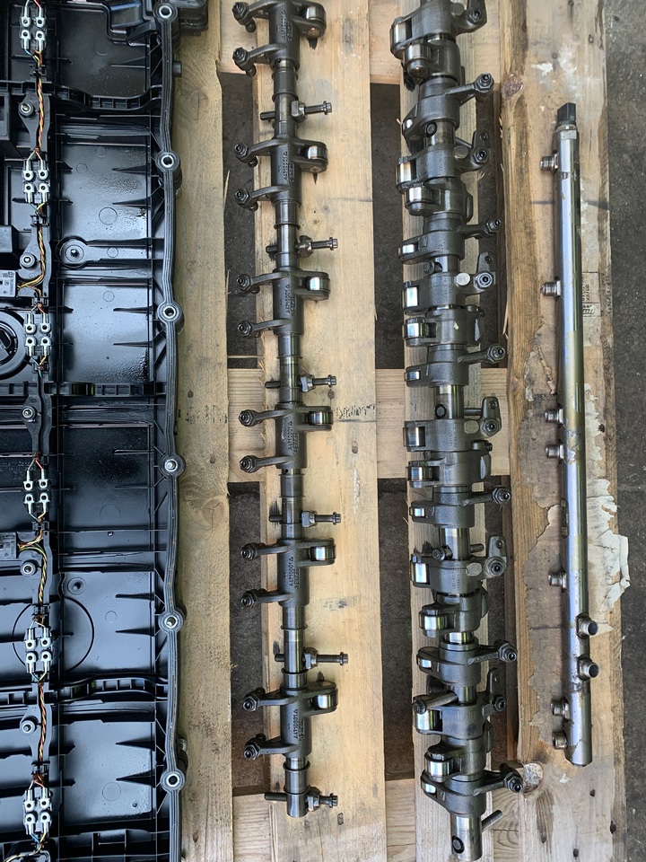 CYLINDER HEAD WITH VALVES,ROCKER SHAFT (INTAKE AND EXHAUST),REINFORCING FRAME ACTROS MP4 OM471 LA EURO 5 - Engine and parts for Truck: picture 2 CYLINDER HEAD WITH VALVES,ROCKER SHAFT (INTAKE AND EXHAUST),REINFORCING FRAME ACTROS MP4 OM471 LA EURO 5 - Engine and parts for Truck: picture 2